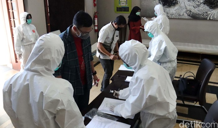 37 Jurnalis di Pemkot Bandung menjalani rapid tes virus corona (Covid-19). Hasilnya, mereka semua dinyatakan negatif dari virus corona.