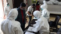 Sekitar 37 orang jurnalis yang berasal dari berbagai media massa lokal dan nasional menjalani rapid tes di ruang tengah Balai Kota Bandung. Satu persatu jurnalis masuk, sesuai absensi dan pendaftaran lebih dulu.  