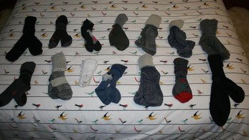 Menyusun kaos kaki dengan rapi untuk dipakai 2 minggu ke depan. Foto: Bored Panda