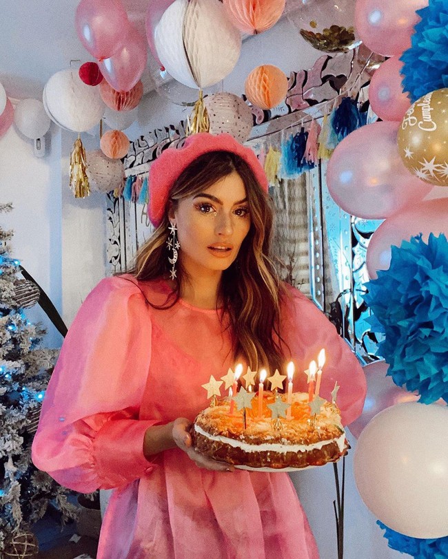 Tapi secara mengejutkan, dalam sebuah video IGTV wanita asal Spanyol tersebut mengaku juga terinfeksi virus Corona dan mengungkap gejala-gejala yang dialaminya. Foto: Instagram @madamederosa