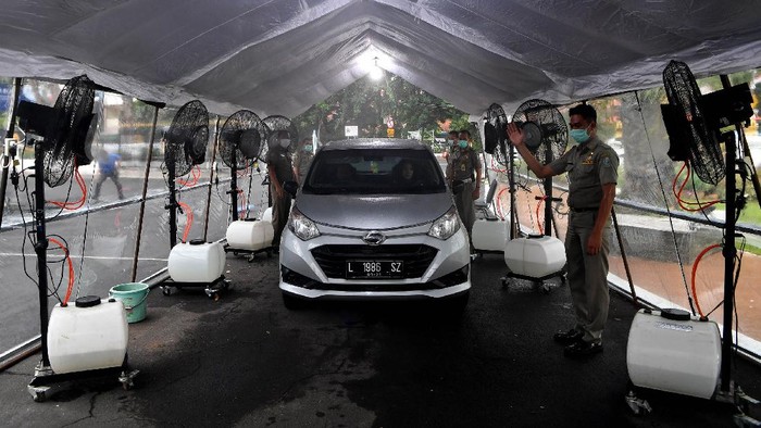 Upaya pencegahan penyebaran virus corona terus digalakkan sejumlah wilayah di Indonesia, mulai dari Istana Kepresidenan hingga ruang publik begini foto-fotonya.