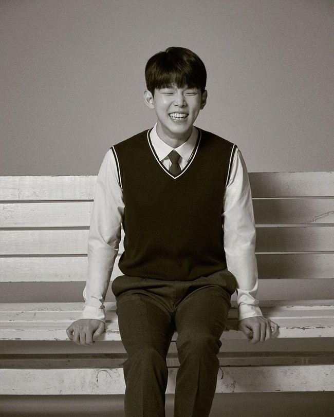 Penyanyi Paul Kim merilis beberapa foto dirinya bersama Chungha memakai seragam sekolah. Pemotretan dilakukan untuk promosi lagu kolaborasi mereka Loveship. Terlihat imut berseragam SMP, usia Paul Kim saat ini sudah 32 tahun, lho. Foto: Istimewa