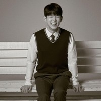 Penyanyi Paul Kim merilis beberapa foto dirinya bersama Chungha memakai seragam sekolah. Pemotretan dilakukan untuk promosi lagu kolaborasi mereka Loveship. Terlihat imut berseragam SMP, usia Paul Kim saat ini sudah 32 tahun, lho. Foto: Istimewa