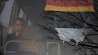 Sebuah penerbangan penyelamatan yang diatur oleh pemerintah Jerman dilakukan untuk menjemput wisatawan yang telah terdampar di Nepal.  