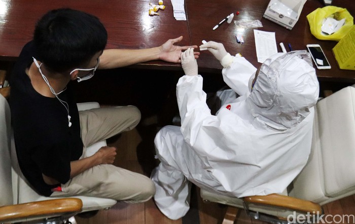 Momen 37 Jurnalis Bandung Jalani Rapid Tes Virus Corona 37 Jurnalis di Pemkot Bandung menjalani rapid tes virus corona (Covid-19). Hasilnya, mereka semua dinyatakan negatif dari virus corona.