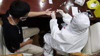 Puluhan jurnalis yang tergabung dalam Kelompok Kerja (Pokja) Pemerintah Kota (Pemkot) Bandung menjalani rapid test virus Corona (COVID-19). Seperti diketahui, para jurnalis itu pernah mengikuti kegiatan Wakil Wali Kota Bandung Yana Mulyana yang sebelumnya dinyatakan positif Corona.