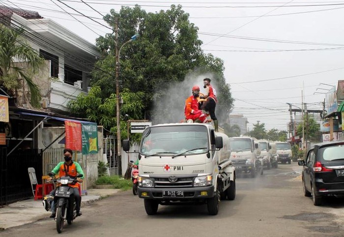 Kini Giliran Jakarta Utara Disemprot Disinfektan PMI bersama relawan melakukan penyemprotan disinfektan di wilayah Jakarta Utara. Beginilah potretnya.