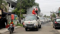 Sedikitnya 3.000 relawan dari PMI sudah mulai melakukan tindakan penyemprotan cairan disinfektan sebagai upaya penanggulangan wabah virus Covid-19. Foto: dok. PMI