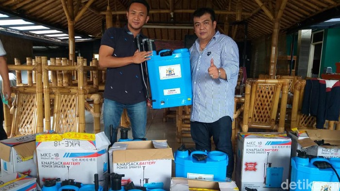 Warga Garut menyumbangkan alat penyemprot disinfektan kepada pemerintah