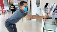 Tak mau dekat-dekat kasir. Pembeli ini melakukan pembayaran jarak jauh (Instagram)