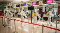 Tentara Unit Darurat Militer (UME) membersihkan terminal keberangkatan di Bandara Barcelona Spanyol.Pemerintah Spanyol telah memperkuat aturan karantina, menutup semua kegiatan komersial kecuali untuk apotek, toko makanan, pompa bensin, toko tembakau dan kios berita dalam upaya untuk menghentikan penyebaran virus corona baru, serta transportasi. Getty Images/David Ramos.