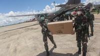 Prajurit TNI AD mengangkat kardus yang berisi alat kesehatan untuk penanganan COVID-19 di Bandara Tjilik Riwut, Palangkaraya, Kalimantan Tengah, Kamis (26/3/2020). ANTARA FOTO/Makna Zaezar.
