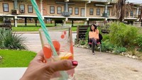 Diwajibkan menjaga jarak dengan orang lain atau social distancing, kakak beradik ini punya cara yang unik untuk merayakan hari ulang tahun mereka. Foto: Boredpanda