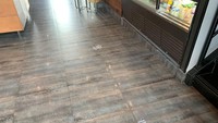 Aturan lain juga terlihat di lantai gerai Starbucks. Ada stiker yang menandakan dimana orang-orang harus berdiri saat mengantre. Foto: Gulf News
