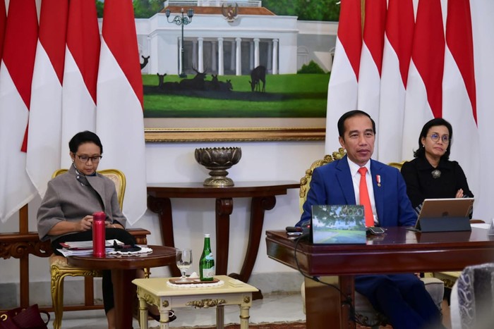 PRESIDEN MENGIKUTI KTT G20 SECARA VIRTUAL Presiden Joko Widodo (tengah) didampingi Menlu Retno Marsudi (kiri) dan Menkeu Sri Mulyani mengikuti forum KTT Luar Biasa G20 secara virtual dari Istana Bogor, Jawa Barat, Kamis (26/3/2020). KTT yang digagas oleh Arab Saudi selaku Ketua G20 tahun ini tersebut membahas upaya negara-negara anggota G20 dalam penanganan COVID-19. ANTARA FOTO/HO/Biro Pers Sekretariat Presiden/Muchlis Jr/sgd/aww.