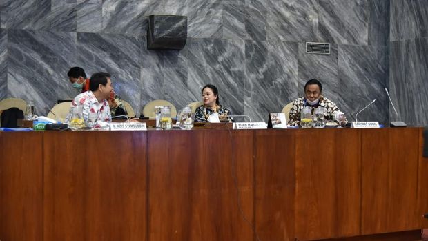 Puan (tengah), Azis (kiri). Rachmad (kanan) di ruang KK II.