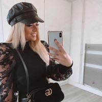 Tas Gucci bahan velvet ini menjadi salah satu tas favoritnya. Foto: dok. Instagram