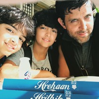 Aktor yang populer lewat film Koi... Mil Gaya itu pun berterimakasih pada mantan istrinya Sussanne yang sudah bersedia tinggal di rumahnya dan mendukung keinginannya untuk mereka tinggal seatap demi anak-anak. Foto: Instagram