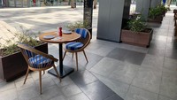 Restoran masih boleh melayani pengunjung, namun area tempat duduknya hanya boleh ada 20% dari kapasitas secara keseluruhan. Dengan begini, jarak antar pengunjung bisa diatur. Foto: Gulf News