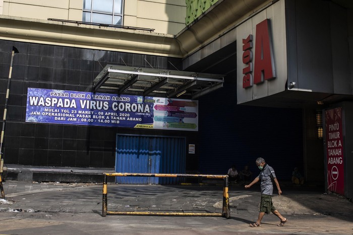 Pasar Tanah Abang Tutup Imbas Corona Sebagian Pasar Tanah Abang mulai ditutup Jumat (27/3) ini. Penutupan itu dilakukan guna mencegah penyebaran virus Corona.