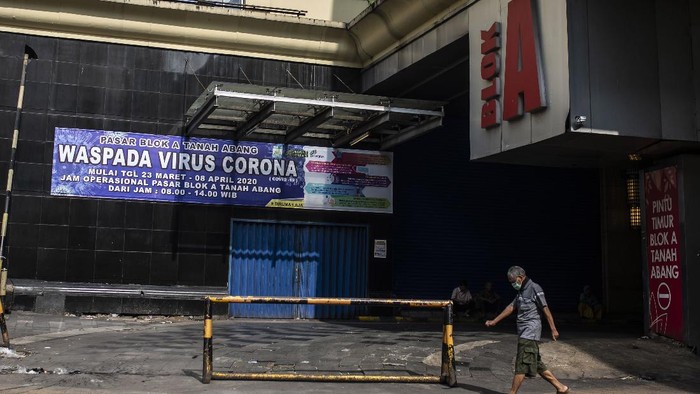Sebagian Pasar Tanah Abang mulai ditutup Jumat (27/3) ini. Penutupan itu dilakukan guna mencegah penyebaran virus Corona.