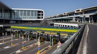 Suasana Terminal 1 yang sepi di bandara Milan-Malpensa pada 18 Maret 2020 di Ferno, dekat Milan, Italia. Pemerintah Italia terus menegakkan langkah-langkah kuncian nasional untuk mengendalikan penyebaran COVID-19. Getty Images/Emanuele Cremaschi.