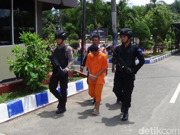 Pria di Sumenep nekat menyebarkan video asusila dirinya dengan mantan pacar. Itu ia lakukan setelah gagal balikan dengan sang mantan.
