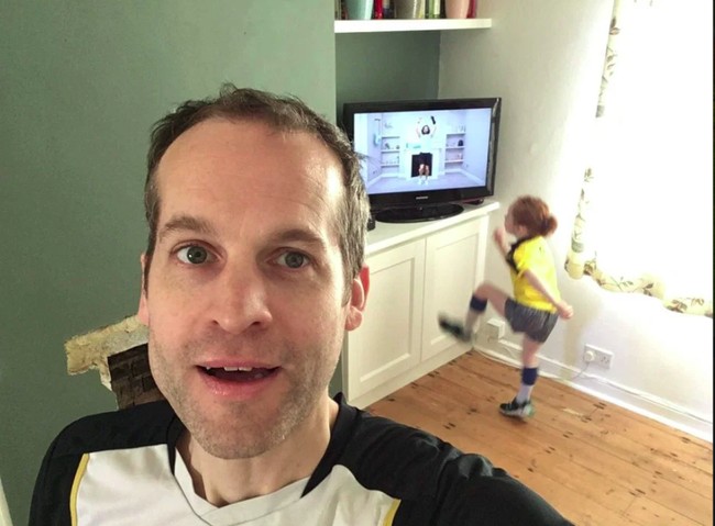 Nah kalau ayah yang satu ini membagikan tipsnya untuk menjaga anak di rumah sambil WFH. Ternyata cukup dengan memutarkan serial favorit sang anak di Youtube maka dirinya bisa bekerja dengan tenang dan damai. Cara ini pasti sudah dicoba sebagian besar orangtua yang harus WFH ya. Foto: Twitter