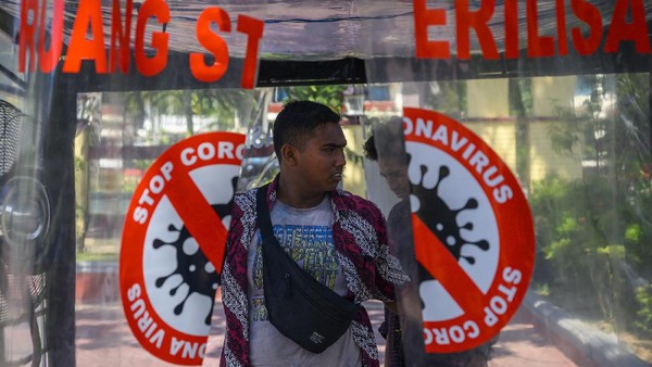 Tangkal Corona, Bilik Disinfektan Ada di Istana-Ruang Publik