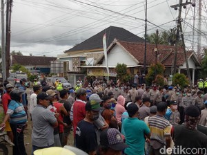 Massa Pengadang Logistik Perusahaan Tambang di Banyuwangi Dibubarkan