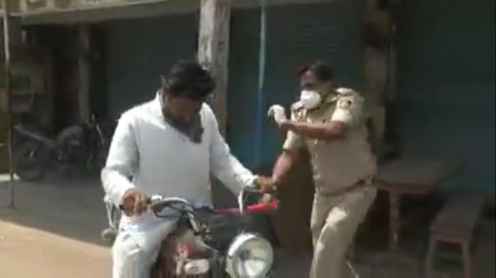 Polisi India pukul pengendara yang bandel saat lockdown