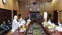 Dari 37 jurnalis yang menjalani rapid test, semuanya dinyatakan negatif. Meski demikian, mereka diimbau untuk tetap menjaga kesehatan dan pola hidup sehat.