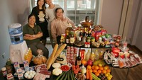 Di China, Peter berkesempatan mengambil foto keluarga Dong yang tinggal di Beijing. Mereka suka membeli daging babi, sapi, hingga ikan. Lengkap dengan buah segar hingga makanan cepat saji. Foto: Peter Menzel