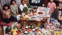 Di Jepang ada keluarga Ukita yang tinggal di kota Kodaira. Menu makanan favorit keluarga mereka ada sashimi, aneka buah segar, kue, keripik kentang, hingga sayuran segar. Foto: Peter Menzel