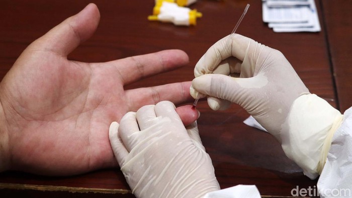 37 Jurnalis di Pemkot Bandung menjalani rapid tes virus corona (Covid-19). Hasilnya, mereka semua dinyatakan negatif dari virus corona.