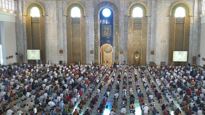 Surabaya Masuk Zona Merah Masjid Sunan Ampel Dan Al Akbar Tetap Gelar Salat Jumat