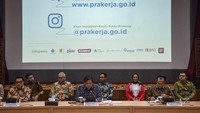 Pemerintah mempercepat implementasi Kartu Pra Kerja. Tujuannya untuk mengantisipasi para pekerja yang terkena PHK, para pekerja harian yang kehilangan penghasilan, para pengusaha mikro yang kehilangan pasar dan omset agar dapat meningkatkan kompetensi dan kualitas SDM-nya. Alokasi anggaran yang disediakan di dalam kartu pra kerja ini sebesar Rp 10 triliun. ANTARA FOTO/Nova Wahyudi