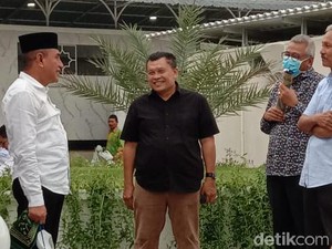 Salat Jumat di Tengah Pandemi Corona, Gubsu Edy Bawa Sajadah Sendiri