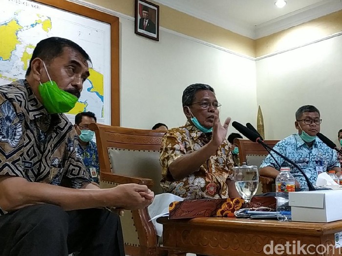Penyebaran virus corona di Tanah Air kian meluas. Pada saat bersamaan jumlah warga yang nekat mudik ke kampung halaman sulit dibendung.