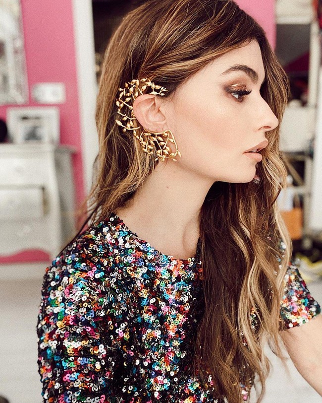 Angela yang punya lebih dari 600 pengikut itu memutuskan untuk kembali jadi perawat karena menyadari rumah sakit yang butuh bantuan. Ia pun mengaku hal itu dirasa cukup berat melihat kurangnya alat dan pasien yang terisolasi. Foto: Instagram @madamederosa