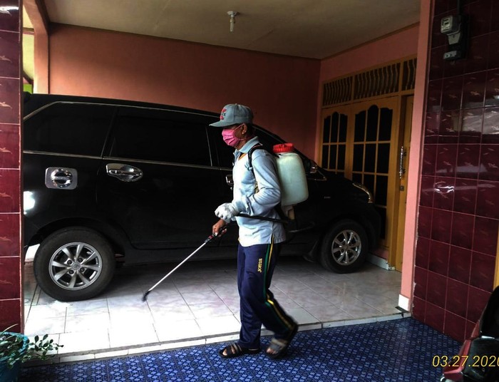 Penyemprotan Disinfektan di Palembang Warga di kawasan Muara Enim, Sumsel, menyemprotkan disinfektan ke sejumlah area tempat tinggal mereka. Hal itu dilakukan guna cegah penyebaran Corona.