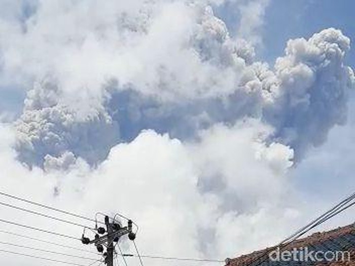 Penampakan erupsi Gunung Merapi dilihat dari Boyolali, Jumat (27/3/2020).