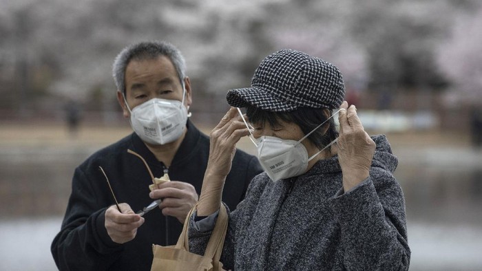 Musim semi telah tiba, mekarnya bunga sakura seakan mengundang warga Beijing untuk keluar rumah, meski aturan karantina masih berlangsung.
