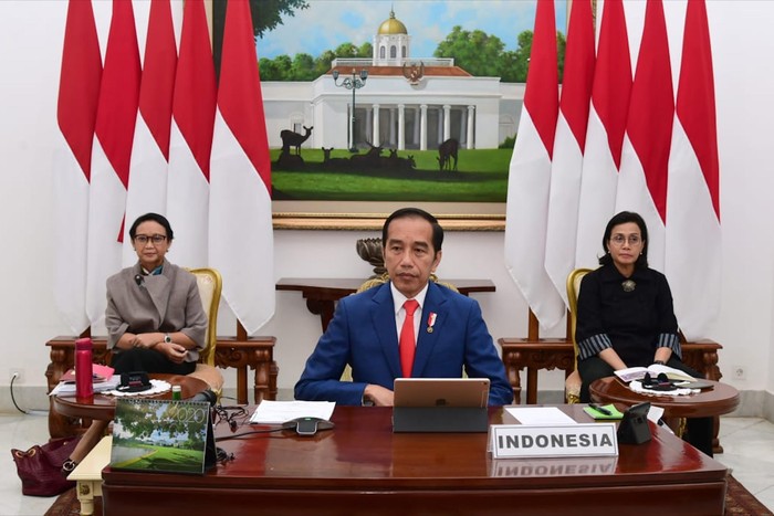 Presiden Joko Widodo (tengah) didampingi Menlu Retno Marsudi (kiri) dan Menkeu Sri Mulyani mengikuti forum KTT Luar Biasa G20 secara virtual dari Istana Bogor, Jawa Barat, Kamis (26/3/2020). KTT yang digagas oleh Arab Saudi selaku Ketua G20 tahun ini tersebut membahas upaya negara-negara anggota G20 dalam penanganan COVID-19. ANTARA FOTO/HO/Biro Pers Sekretariat Presiden/Muchlis Jr/sgd/aww.