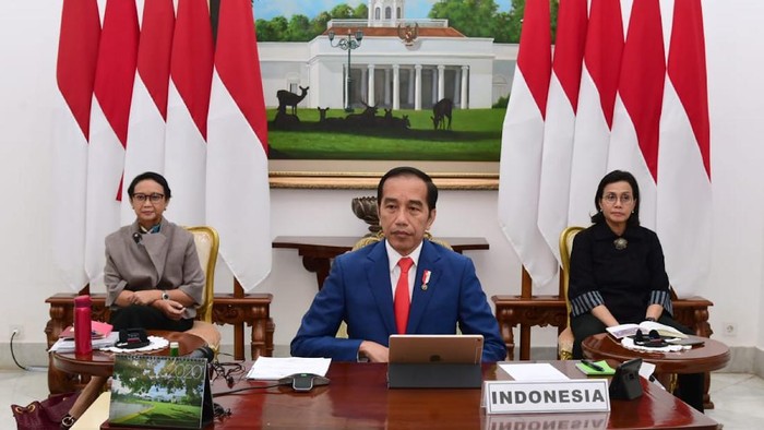 Presiden Joko Widodo (tengah) didampingi Menlu Retno Marsudi (kiri) dan Menkeu Sri Mulyani mengikuti forum KTT Luar Biasa G20 secara virtual dari Istana Bogor, Jawa Barat, Kamis (26/3/2020). KTT yang digagas oleh Arab Saudi selaku Ketua G20 tahun ini tersebut membahas upaya negara-negara anggota G20 dalam penanganan COVID-19. ANTARA FOTO/HO/Biro Pers Sekretariat Presiden/Muchlis Jr/sgd/aww.