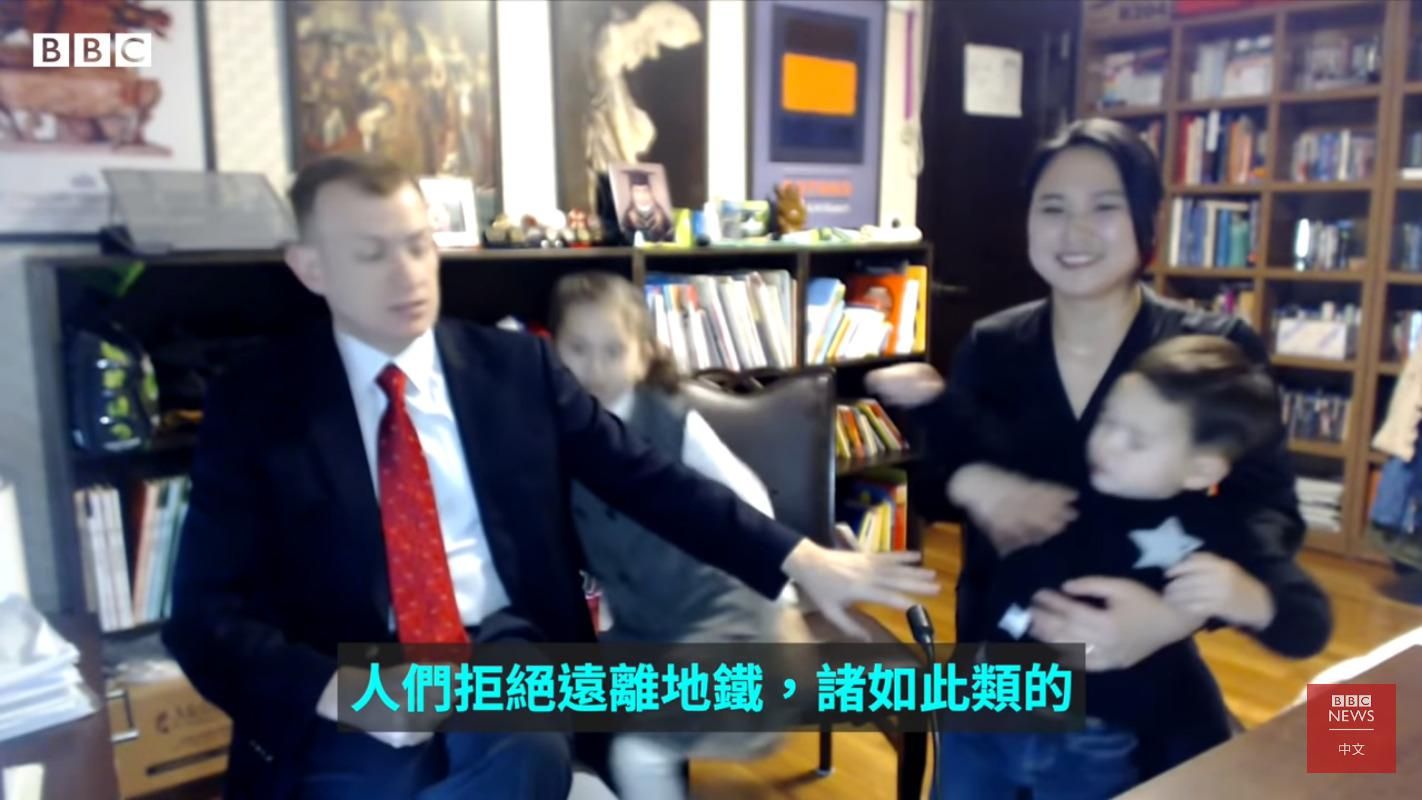 Dulu Sempat Viral, Profesor Ini Kembali Diganggu Anak Saat Wawancara TV