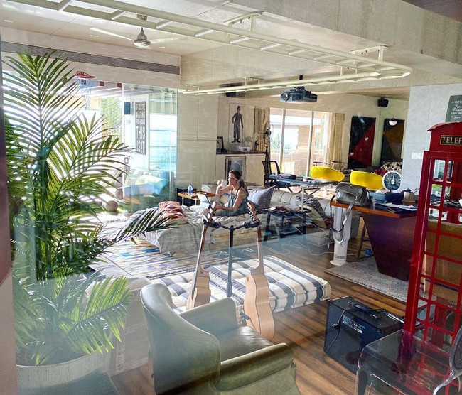 Hrithik Roshan pun mengunggah momen ketika mantan istrinya, Sussanne Khan berada di rumahnya. This is a picture of dear Sussanne (my ex wife) , who has graciously volunteered to temporarily move out of her home so that our children are not disconnected indefinitely from either one of us. Thank you Sussanne for being so supportive and understanding in our journey of co-parenting, demikian aktor 46 tahun itu menulis di Instagram. Foto: Instagram