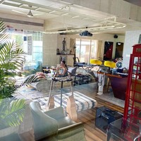 Hrithik Roshan pun mengunggah momen ketika mantan istrinya, Sussanne Khan berada di rumahnya. This is a picture of dear Sussanne (my ex wife) , who has graciously volunteered to temporarily move out of her home so that our children are not disconnected indefinitely from either one of us. Thank you Sussanne for being so supportive and understanding in our journey of co-parenting, demikian aktor 46 tahun itu menulis di Instagram. Foto: Instagram