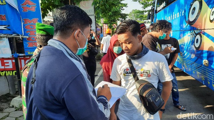 Para penumpang di Terminal Jombor Sleman didata