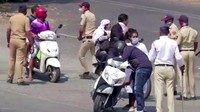 Di tengah lockdown tersebut, beredar foto dan video aksi polisi India memukuli pemotor dan pejalan kaki yang masih keluyuran di jalan (20detik)
